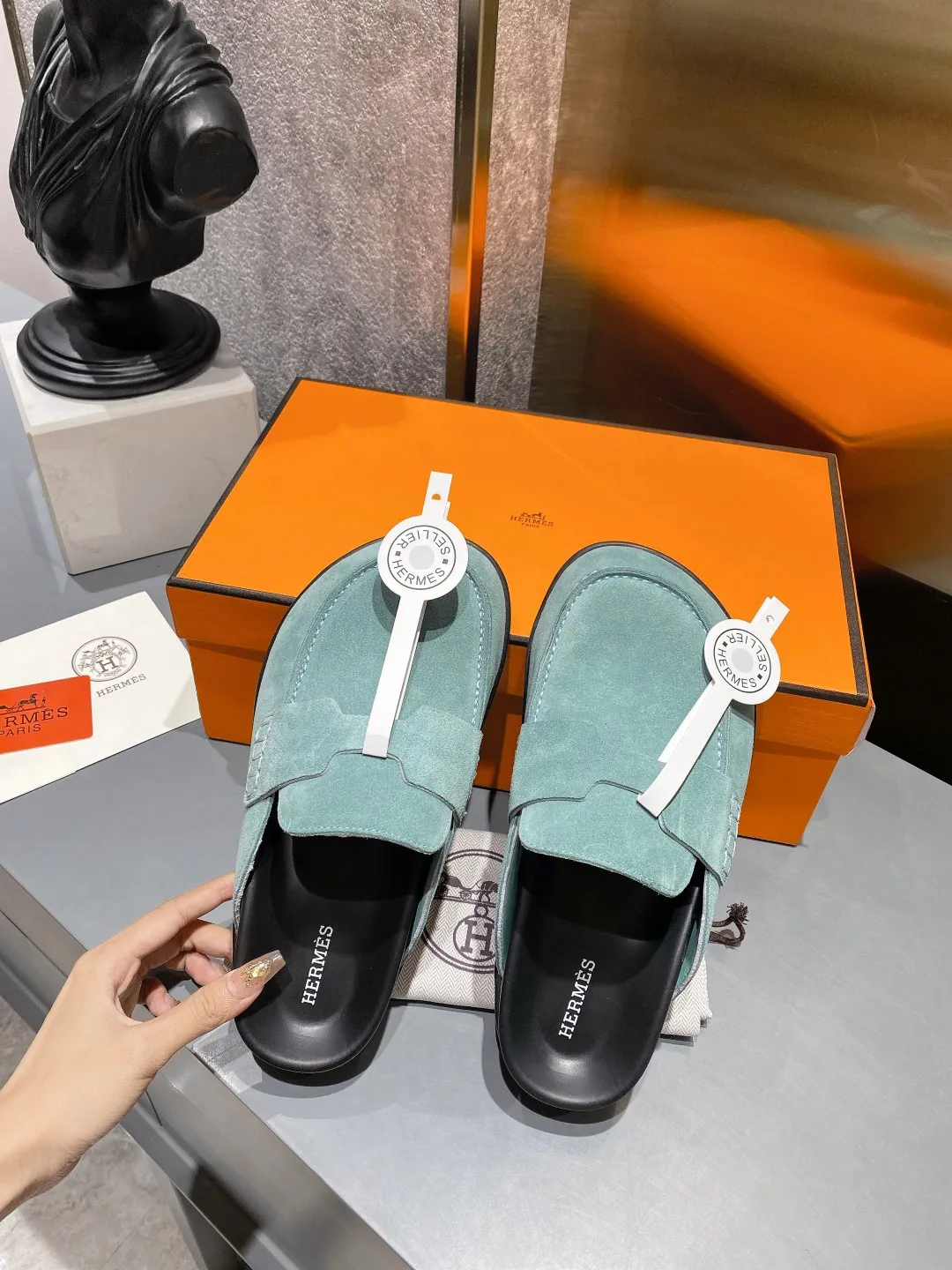 [H Family Hermès] P: 520💰 Size: Male 39-44 (45 customized) Female 35-40 (41 customized) HERMES Hermès' latest couple's cute Birkenstock slippers. Summer really needs versatile slippers. They look good no matter how you match them. They have a casual and high-end feel. The comfort is also great. They are paired with a variety of colorful socks. They are trendy. Hermès 2023 new half slippers are high quality. ●Upper: imported cow suede ●Inner lining: imported sheepskin ●Foot pads: imported mixed sheepskin ●Outsole: Tpu non-slip and wear-resistant outsole